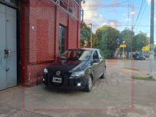 Increíble choque en el casco urbano terminó con un auto subido a la vereda