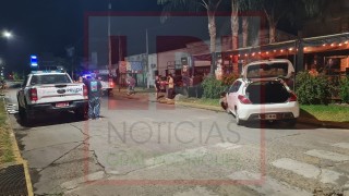 Un auto casi qued&oacute; incrustado en un reconocido resto bar c&eacute;ntrico en la noche del martes