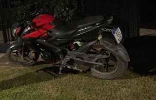 Le robaron la moto mientras estaba estacionada frente a su casa