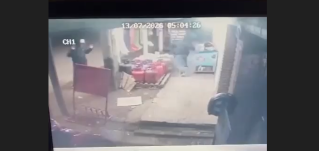 Video: se tomaban una foto y motochorros encapuchados les apuntaron con un arma para robarles la moto