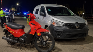 Choque entre moto y camioneta en la "rotondita" de Avenida Espa&ntilde;a y Bernardo de Irigoyen