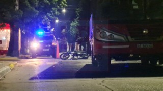 Intentaron robar una moto armados y por la huida desesperada le causaron a un joven un grave choque contra un colectivo