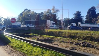 Continuaban las demoras en la Autopista tras el choque entre un cami&oacute;n y una camioneta