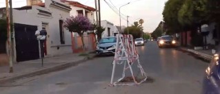 Advierten por un "caballete" en medio de una calle c&eacute;ntrica: "casi lo llevamos puesto"