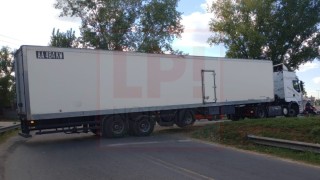 Caos de tr&aacute;nsito en el puente San Fernando: un cami&oacute;n qued&oacute; atravesado y bloque&oacute; la colectora