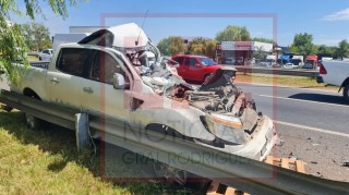 Violento choque en Acceso Oeste: rescataron a un conductor atrapado tras embestir a un cami&oacute;n detenido en el Km 49