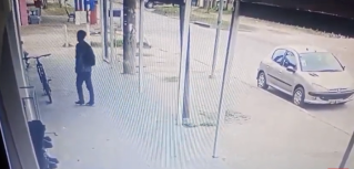 Video: se hizo el disimulado y le termin&oacute; robando la bicicleta a un nene de 11 a&ntilde;os