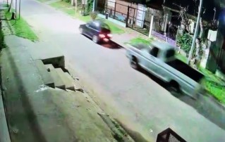 Le robaron la camioneta frente a su domicilio: el video que revela la curiosa metodolog&iacute;a de los ladrones