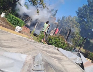 Se incendi&oacute; el quincho de una casa contigua a una conocida emisora de radio local