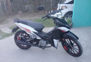 Motochorros le robaron la moto a un joven y escaparon hacia Moreno