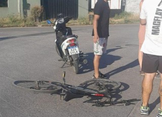 Grave accidente: una moto atropell&oacute; a dos mujeres y denuncian que el conductor se dio a la fuga