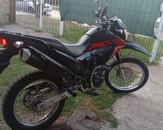 Motochorros le apuntaron con un arma y le robaron la moto a una trabajadora en plena madrugada
