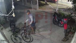 Video: &ldquo;fich&oacute;&rdquo; la casa, atraves&oacute; el port&oacute;n y rob&oacute; una bicicleta en cuesti&oacute;n de segundos