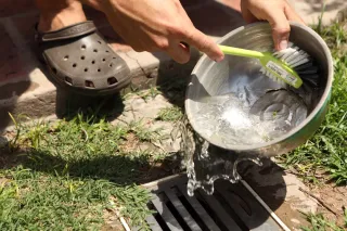 Jornada de limpieza y descacharreo para prevenir el dengue: cu&aacute;ndo es y d&oacute;nde