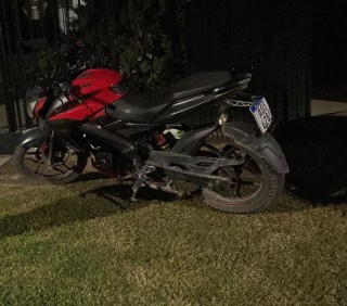 Le robaron la moto mientras estaba estacionada frente a su casa