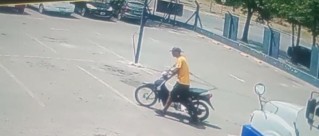 Le robaron la moto a plena luz del d&iacute;a: el presunto ladr&oacute;n qued&oacute; captado por c&aacute;maras