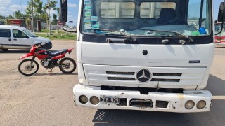 Camión y moto protagonizaron un choque en el cruce Las Latas y un joven terminó herido