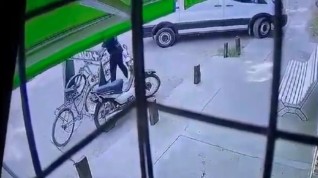 Robo de bicicleta frente a una farmacia: qued&oacute; registrado en video y hay preocupaci&oacute;n por reiterados hechos