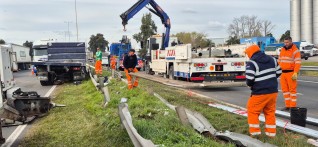 Tras m&aacute;s de 10 horas, liberaron el tr&aacute;nsito en el Acceso Oeste luego del choque entre un cami&oacute;n y una camioneta