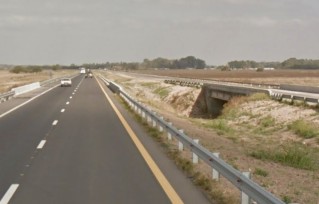 Auto con cinco personas volc&oacute; en Ruta 6 al intentar esquivar un pozo