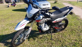 Le robaron la moto, el celular y todas sus pertenencias a punta de pistola