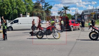 Nuevo accidente vial en el complejo cruce de Avenida España y Ruta 7: una mujer fue hospitalizada