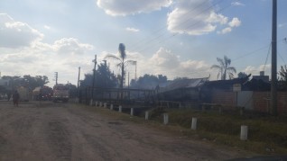 Impactante: se prendi&oacute; fuego una propiedad sobre la Av. Balb&iacute;n donde funciona un local bailable