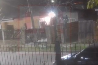 Video: as&iacute; trep&oacute; un port&oacute;n y rob&oacute; una bicicleta en cuesti&oacute;n de segundos