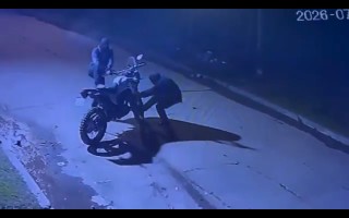 Video: delincuentes robaron una moto frente a una vivienda y quedaron registrados por c&aacute;maras