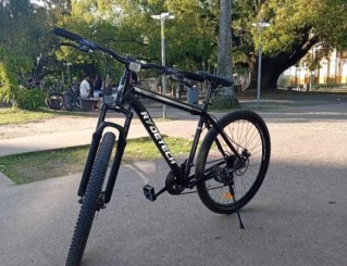Motochorros le apuntaron con un arma para robarle la bicicleta y hasta le "revisaron los bolsillos"