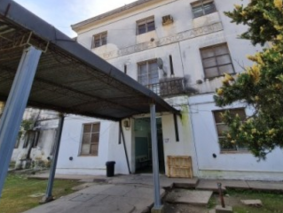 Cómo se encuentra el joven que fue golpeado en la cabeza con un adoquín tras una pelea familiar