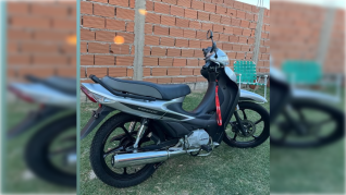 Cuatro motochorros la amenazaron y la tiraron de la moto para robarle: &ldquo;El casco me salv&oacute; la vida&rdquo;