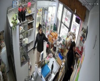 Video: acusada de abonar con transferencias falsas y estafar varias veces a un comercio