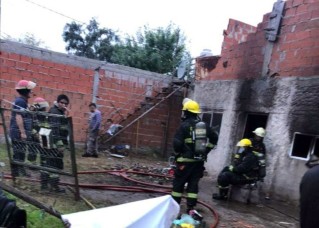 Una mujer y sus cinco hijos de barrio Raffo necesitan ayuda: perdieron todo en un incendio