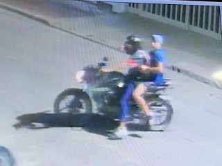 Video: motochorros lo abordaron en pleno centro para robarle la moto y casi le pegan un tiro