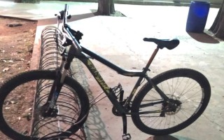 "Nadie se dio cuenta": se llevaron dos bicicletas "a elecci&oacute;n" y dejaron otra tirada