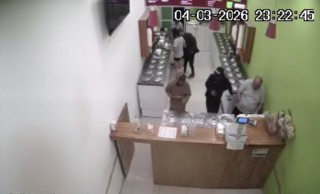 Video: cuatro maleantes robaron en pocos segundos en una conocida helader&iacute;a