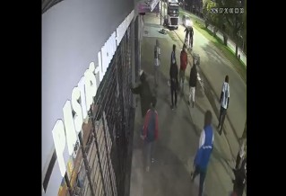 Captados en video: violento ataque &ldquo;en patota&rdquo; a una fiambrer&iacute;a del casco c&eacute;ntrico
