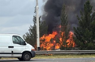 Otra quema de pastizales afect&oacute; la visibilidad y la circulaci&oacute;n en la autopista