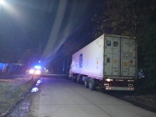 Un motociclista hospitalizado tras impactar contra el contenedor de un cami&oacute;n