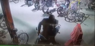 Video: así le robaron la moto a un trabajador de La Serenísima en la entrada a la fábrica