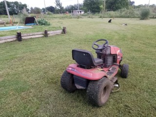Indignaci&oacute;n de un jubilado al que le robaron el tractor que usa para cortar el pasto en San Carlos