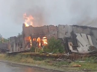 Ardieron dos dep&oacute;sitos y hubo preocupaci&oacute;n: ambos pr&aacute;cticamente reducidos a escombros