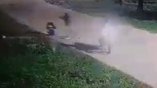 Video: motochorros la atacaron y la "agarraron de los pelos" para robarle cuando volv&iacute;a de la escuela