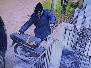 Video: cruz&oacute; la calle, abri&oacute; el port&oacute;n, se meti&oacute; a su casa y le rob&oacute; la moto