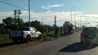 Joven motociclista hospitalizado tras ser chocado por un auto: el conductor se dio a la fuga