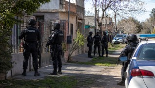 Intensa b&uacute;squeda de dos j&oacute;venes acusados de balear una vivienda: hubo un allanamiento en el distrito