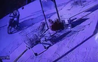 Video: así fue el fuerte choque que dejó a un motociclista herido en la zona de Malvinas