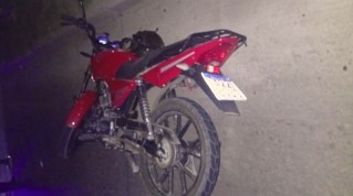 Un motociclista debi&oacute; ser hospitalizado tras choque con un auto en Ruta 24