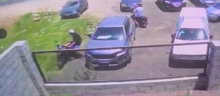 Video: fue a comprar a un comercio del Cruce Las Latas y en segundos le llevaron la moto